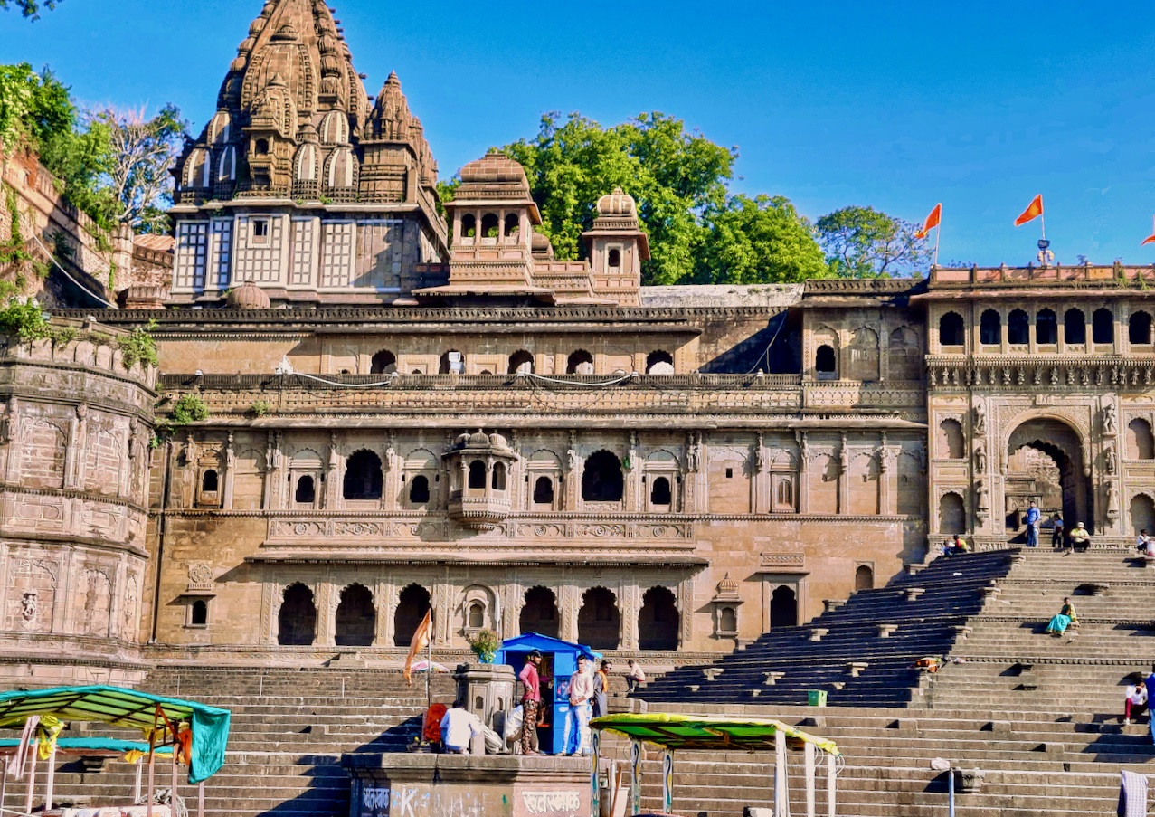 0102321_Maheshwar_Ghats_and_Fort,_Ahilya_Bai_Monuments,_Madhya_Pradesh_055