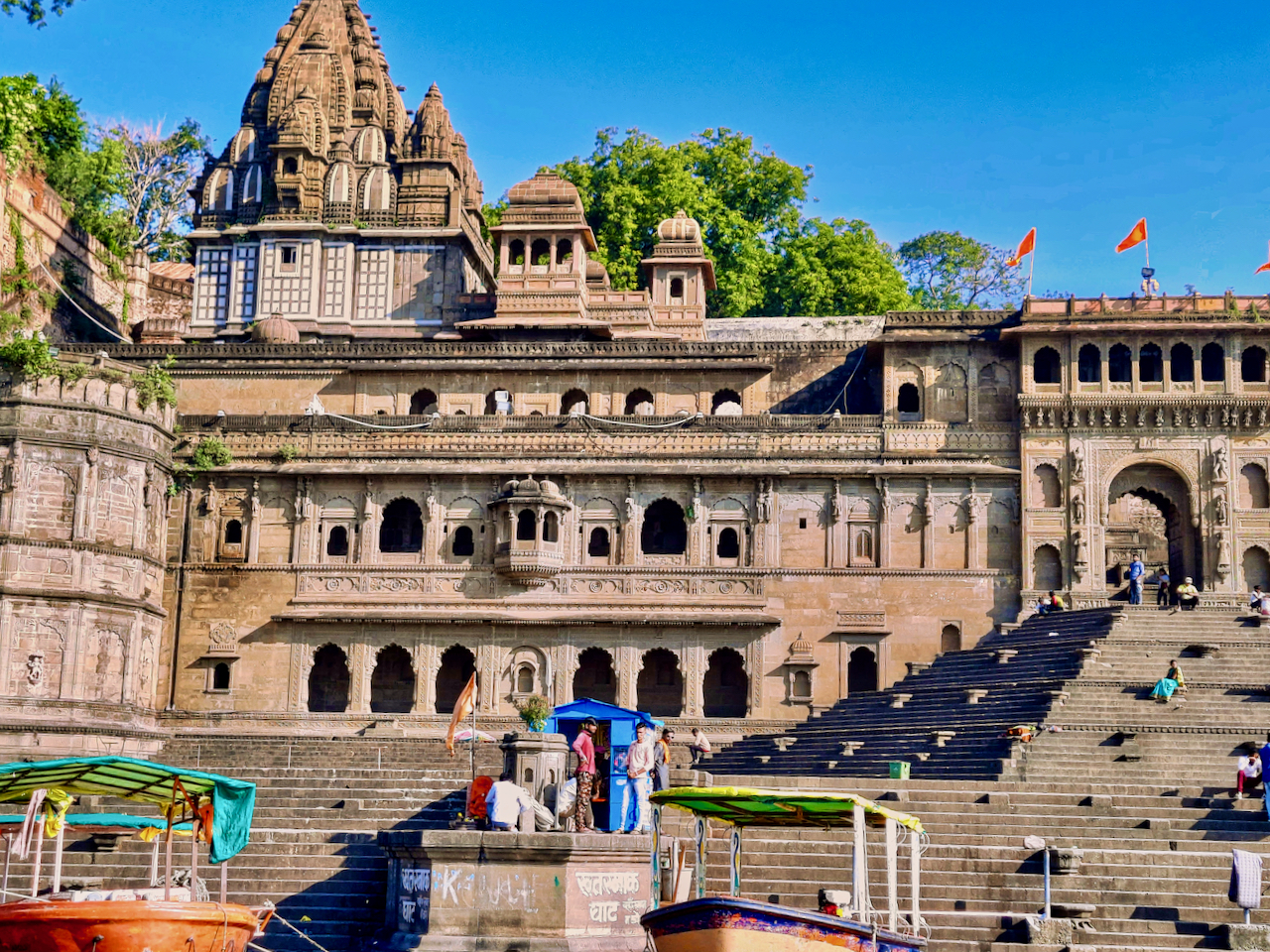 0102321_Maheshwar_Ghats_and_Fort,_Ahilya_Bai_Monuments,_Madhya_Pradesh_055